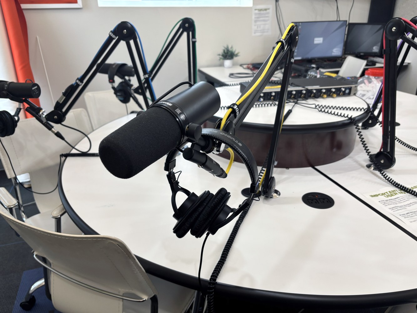 ไมโครโฟนแบบไดนามิกบนขาจับบูมอาร์มพร้อมแผ่นกันลม Pop Filter
